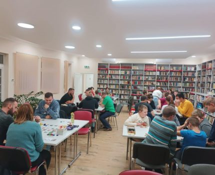 Októberben is társasjáték est a könyvtárban