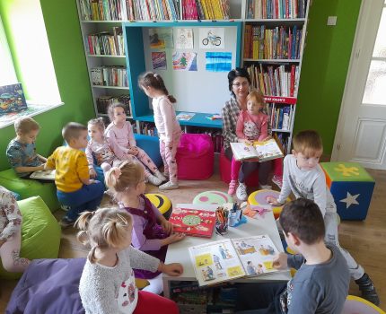 Ovisok a könyvtárban