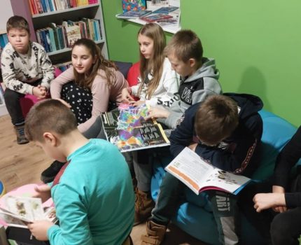 Negyedikesek a könyvtárban