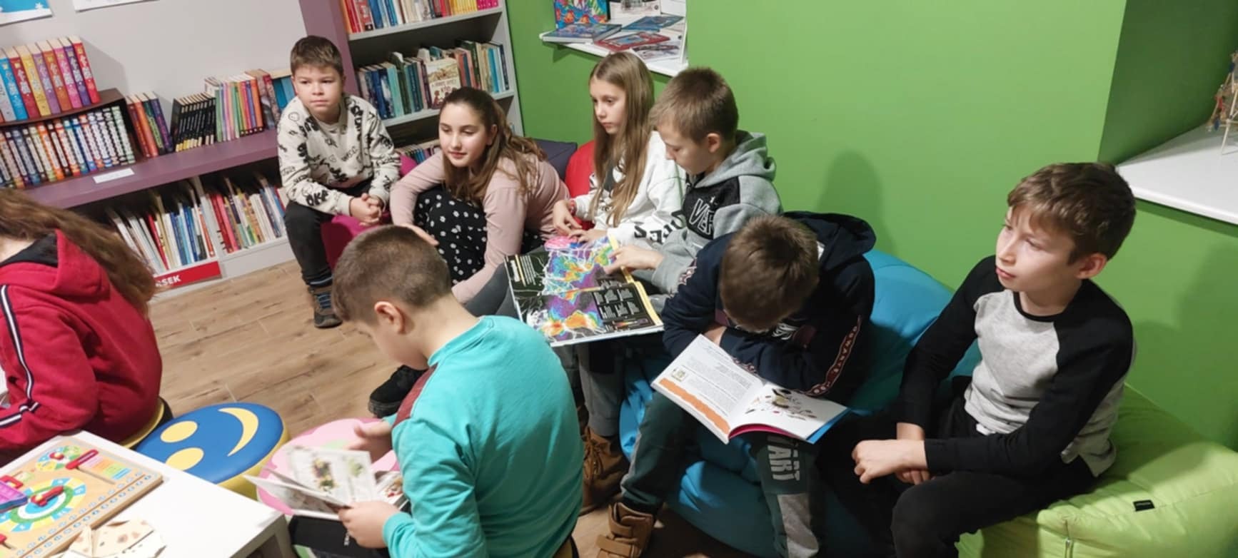 Negyedikesek a könyvtárban